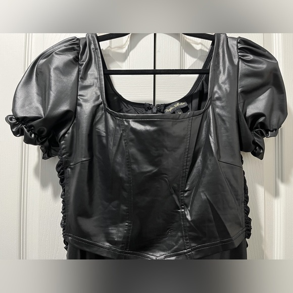 Tinas Fashion Faux Leather 2 Piece Pant Set NWT - Picture 4 of 11